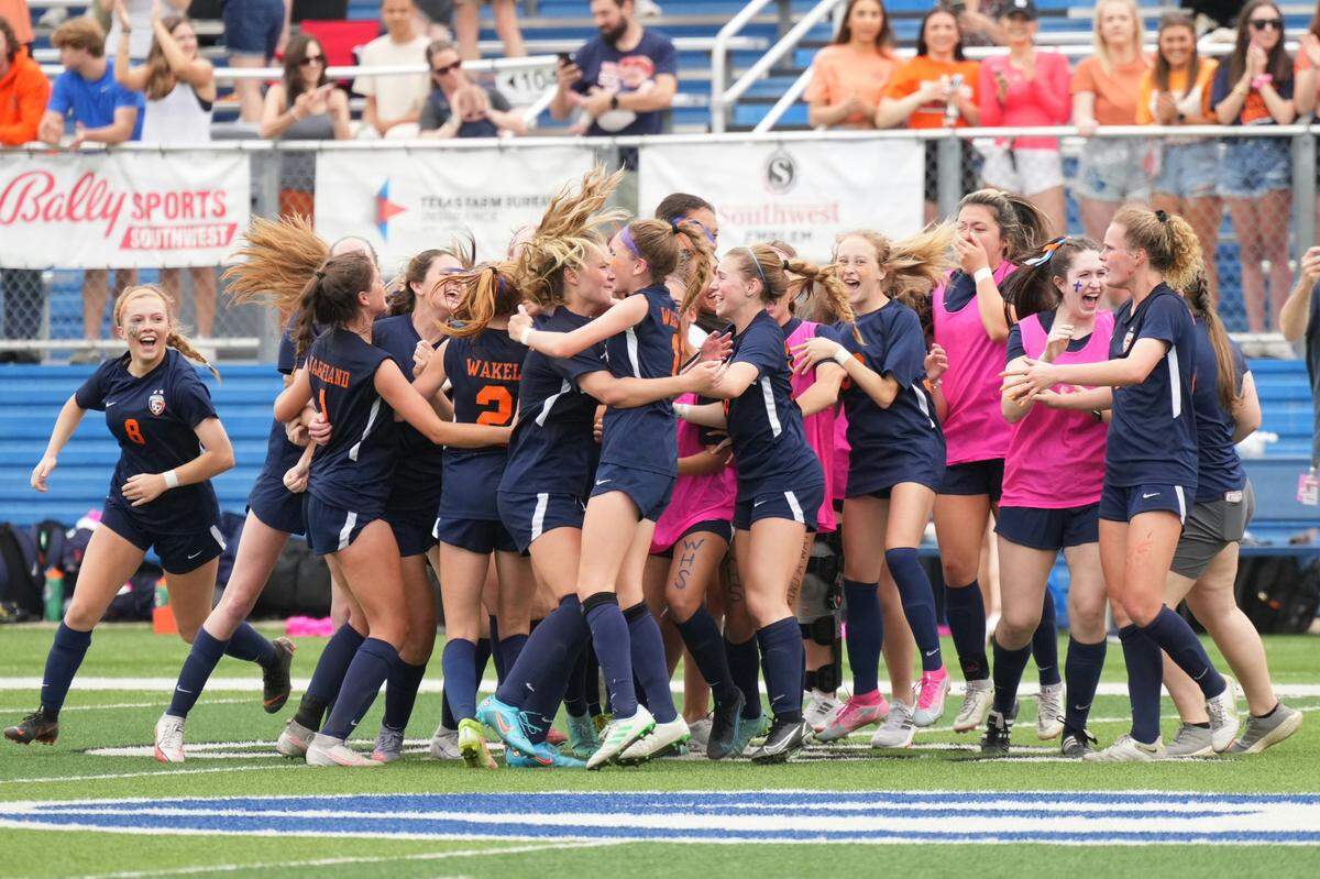 Frisco Wakeland celebrates the 2022 5A state title with a 3-2 OT win over Grapevine (Ken Murphy/MaxPreps)