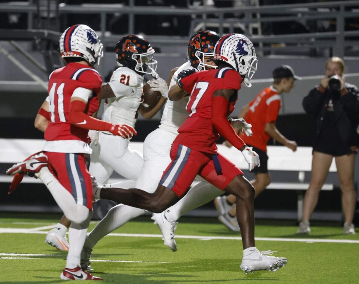 Aledo running back Kaden Winkfield (21) draws a crowd on the way to the end zone during the first half of a UIL football game against North Richland Hills Richland on Thursday, October, 23, 2025 at Birdville FAAC Stadium in North Richland Hills, Texas.