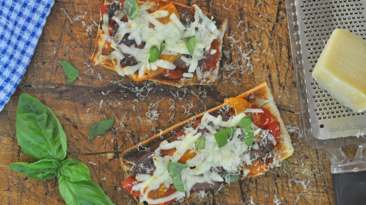 No dough to roll out, nothing to wait to thaw. Making french bread pizza for a weeknight couldn’t be simpler.