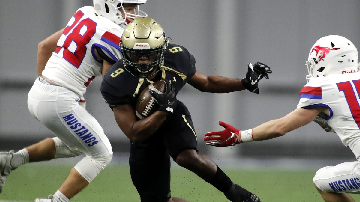 Birdville running back Laderrious Mixon (9) cuts back against the grain in the first half of a high school 5A Division I Regional Round football playoff game at Ford Center in Frisco, Texas, Saturday, Dec. 01, 2018. Birdville led by 7 at the half. (Star-Telegram Bob Booth)

