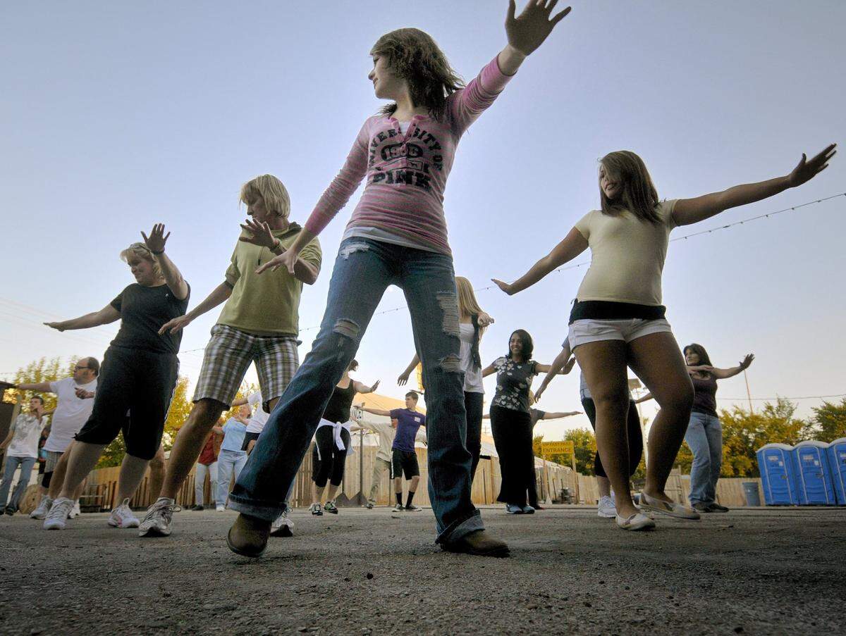 2009: Teaching and training seminar put on by Hangman’s House of Horrors’ Darla Robinson on how to do the Thriller Dance in preparation for an Oct. 24 across-the-globe simultaneous performance of Michael Jackson’s famous zombie dance.