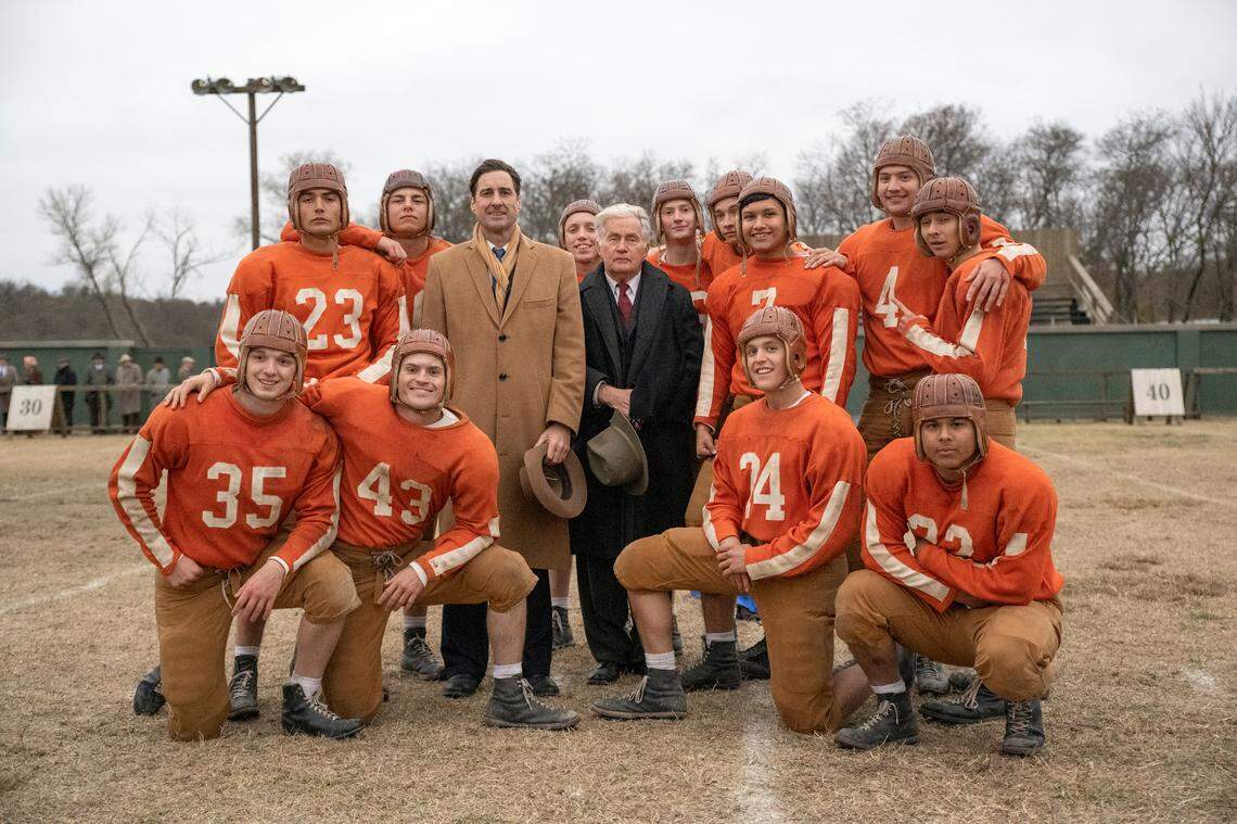 Luke Wilson y Martin Sheen (con abrigos, de izquierda a derecha) protagonizan "12 Mighty Orphans", una película de 2021 que narra la historia del equipo de football Mighty Mites del Masonic Home de Fort Worth en los años 30.