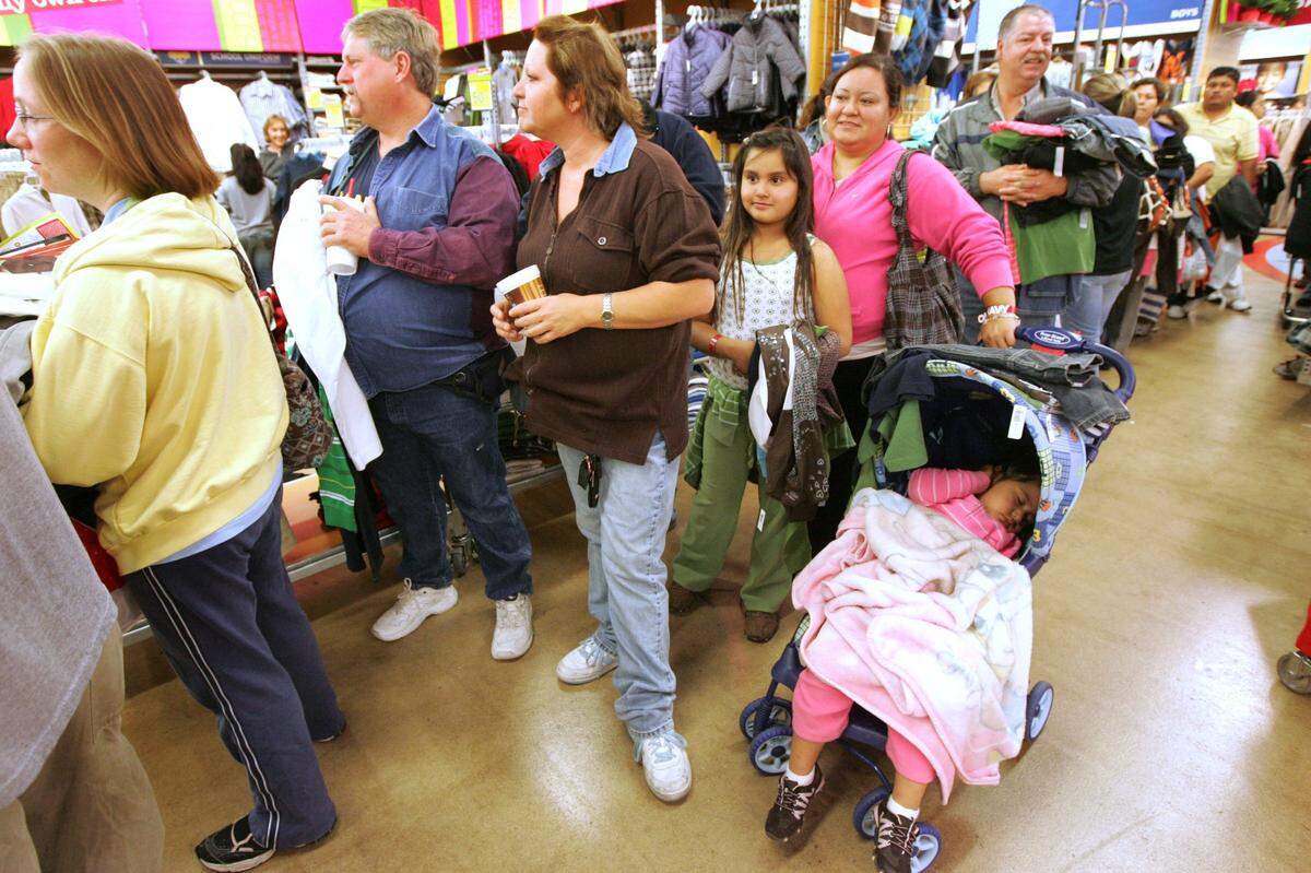 Nov. 28, 2008: Shoppers crowd Old Navy at the Ridgmar Mall for Black Friday shopping.