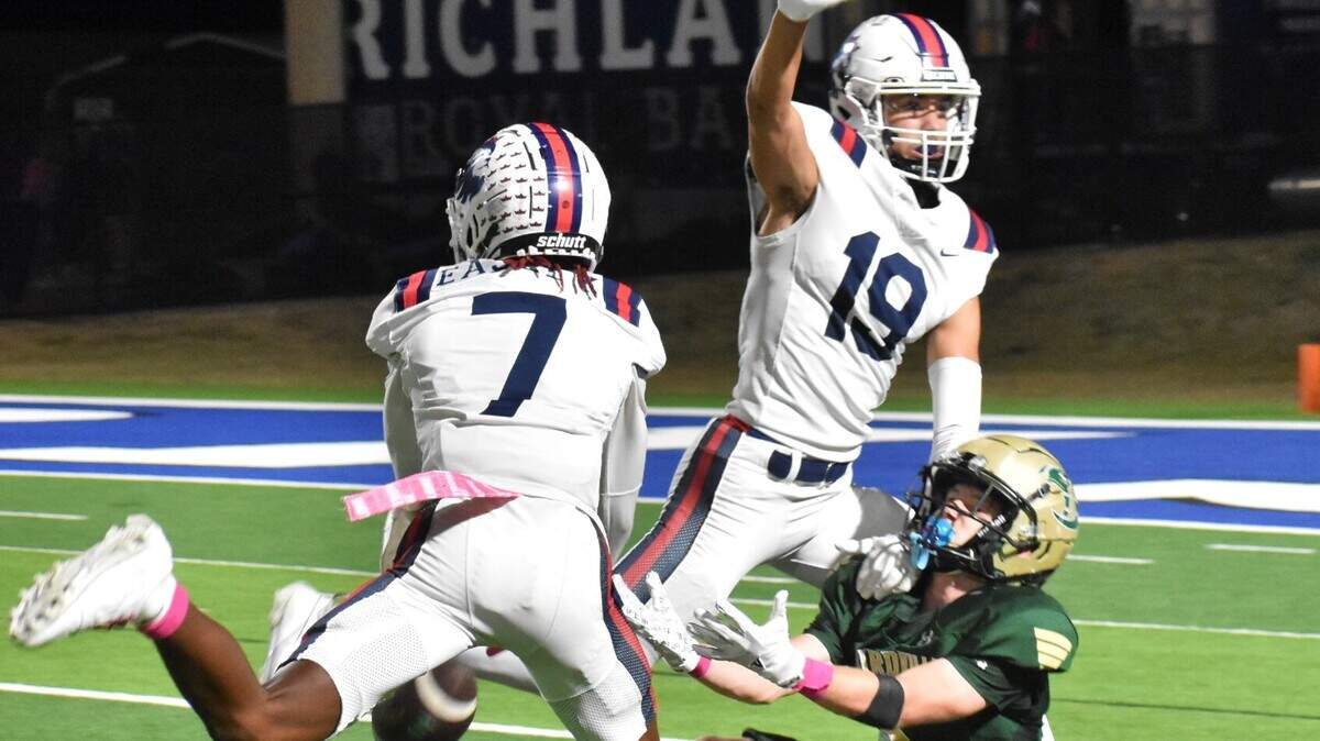 Richland defenders Jalen Easley (7) and Alexander Constantine (19) provide coverage on Birdville wide receiver Caleb Kelley during Richland’s win over Birdville on Friday.