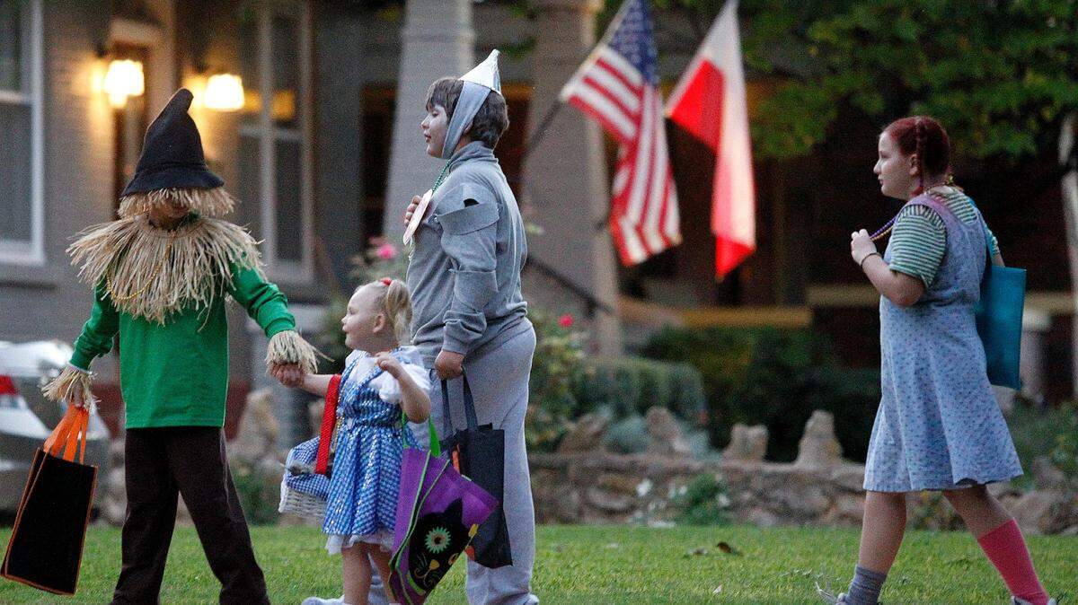 Trick or treaters wander the streets of the Berkeley neighborhood Thursday October 31, 2013 in Fort Worth, Texas.  (Star-Telegram/Ron Jenkins)
