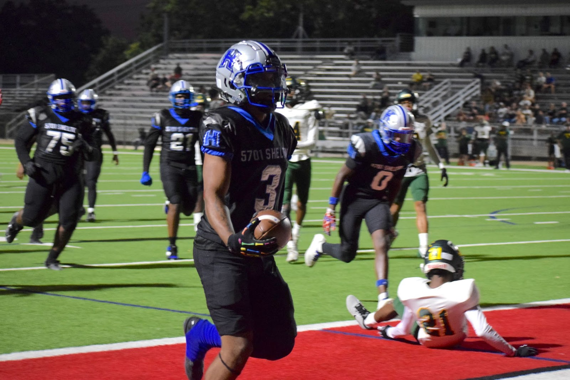 Eastern Hills’ Prince Hill (3) runs past Western Hills defenders into the end zone Sept. 26 at Scarborough-Handley Field.