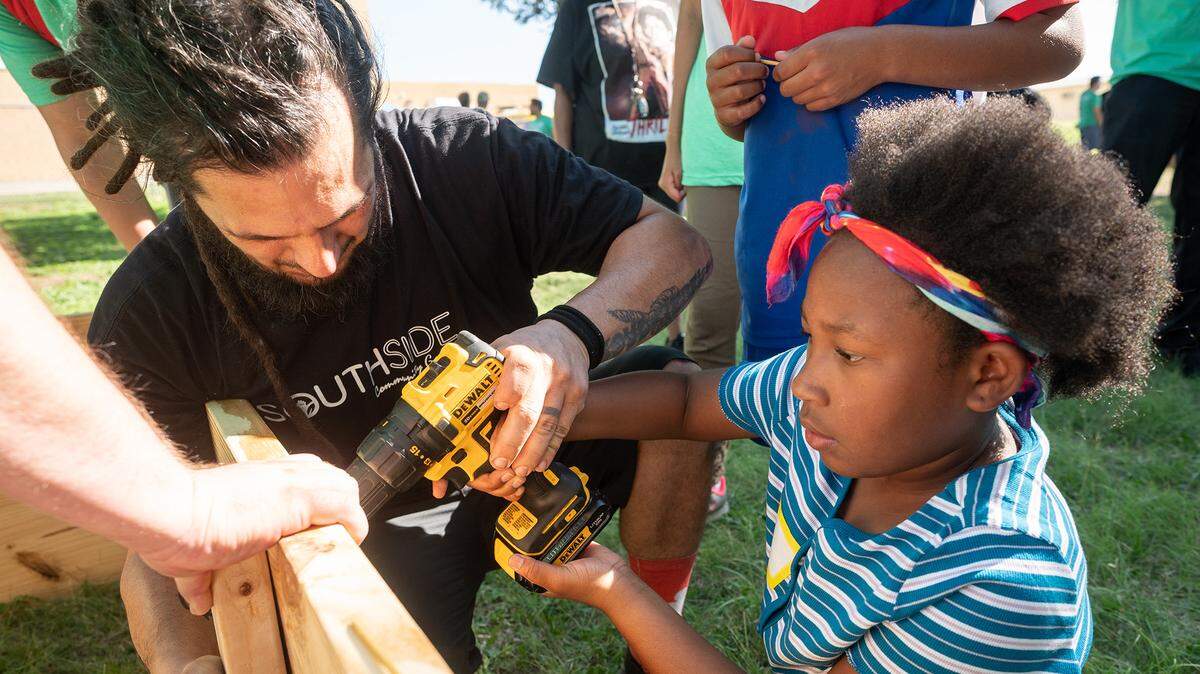 Fort Worth’s 76104 community received 10 new home gardens Saturday. More than 100 volunteers with Blue Zones Project and Southside Community Garden worked to build 10 garden beds at Morningside Middle School and install them at homes throughout the area.