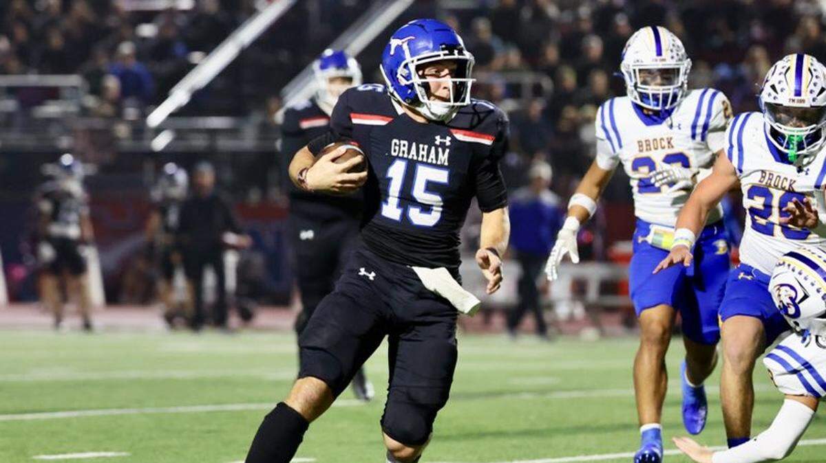 Graham quarterback Ty Thompson (15) runs around the end against Brock on Friday, Nov. 1, 2024 at Newton Field in Graham, Texas.