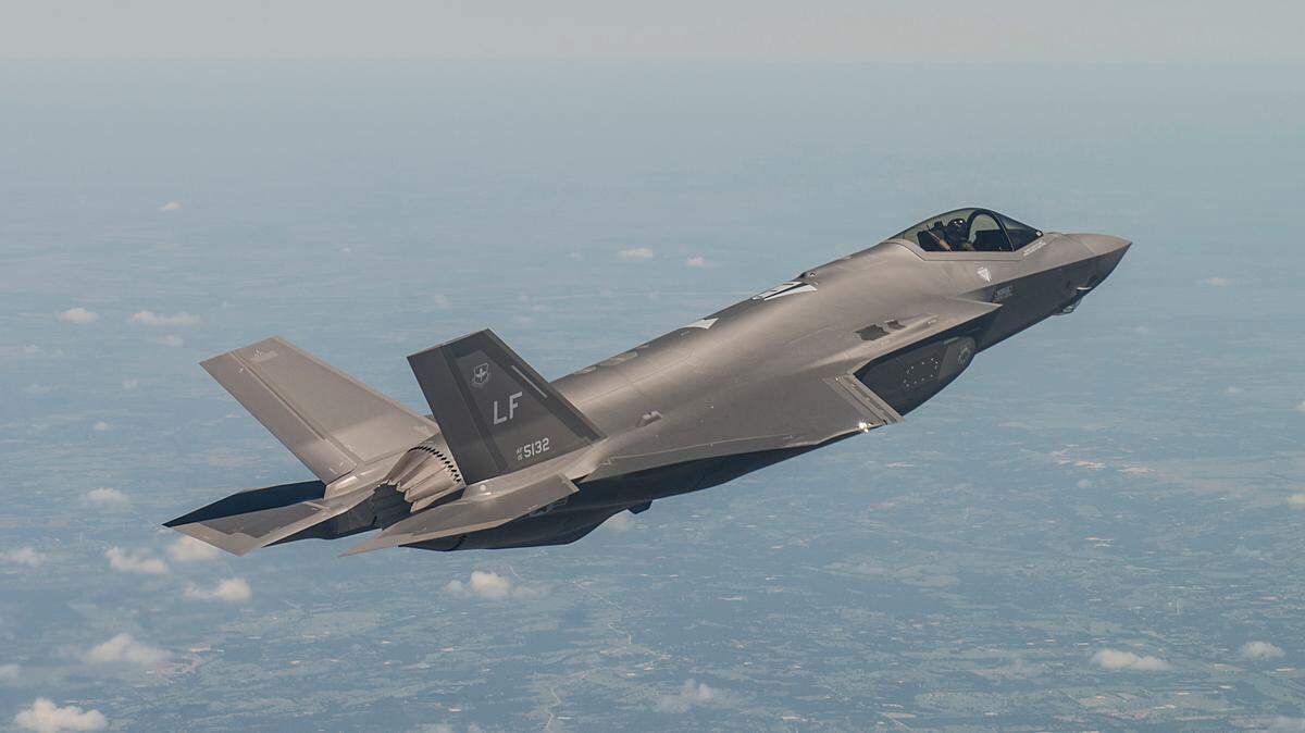 An image of the F-35 fighter jet manufactured by Lockheed Martin. 