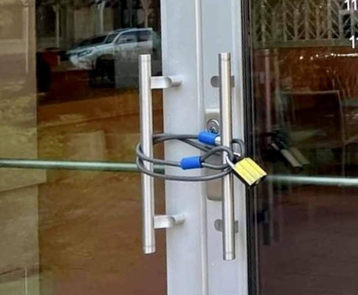 A broken and locked front door on a downtown Fort Worth restaurant.April 11, 2023.