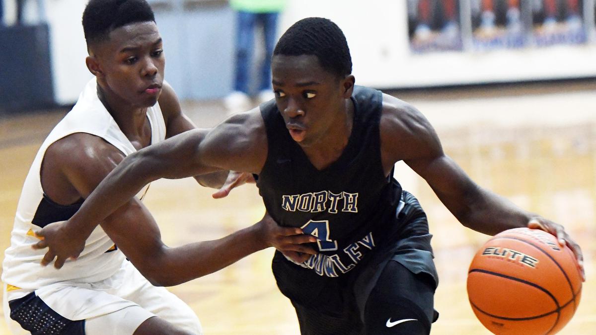 Lamar’s Jalen Ware Williams, left tries to defend as North Crowley’s Remon Tuck drives to the basket in the fourth period of their basket ball game Tuesday, February 18, 2020 at Arlington Lamar High School in Arlington. Texas. North Crowley went on to win 55-45. Special/Bob Haynes