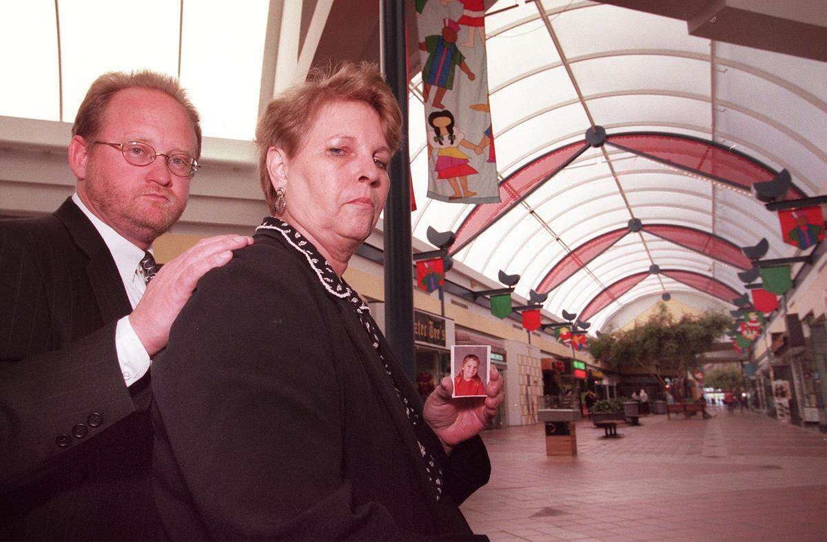 Rusty Arnold, the brother of Rachel Trlica, and Rayanne Moseley, holding a photo of her daughter Julie, sit in Fort Worth Town Center on Nov. 23, 1999. Rachel, Julie and Lisa Renee Wilson vanished in December 1974 after visiting the mall, which was Seminary South at the time.