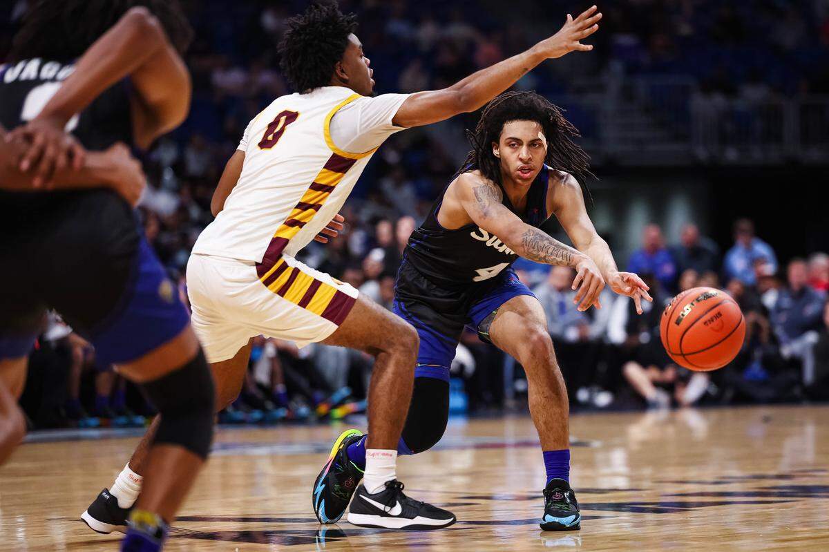 Mansfield Summit guard Jaxon Sneed (4) makes a pass as a Beaumont United defender reaches his hand out during the Class 5A Division II state championship game Saturday at the Alamodome in San Antonio.