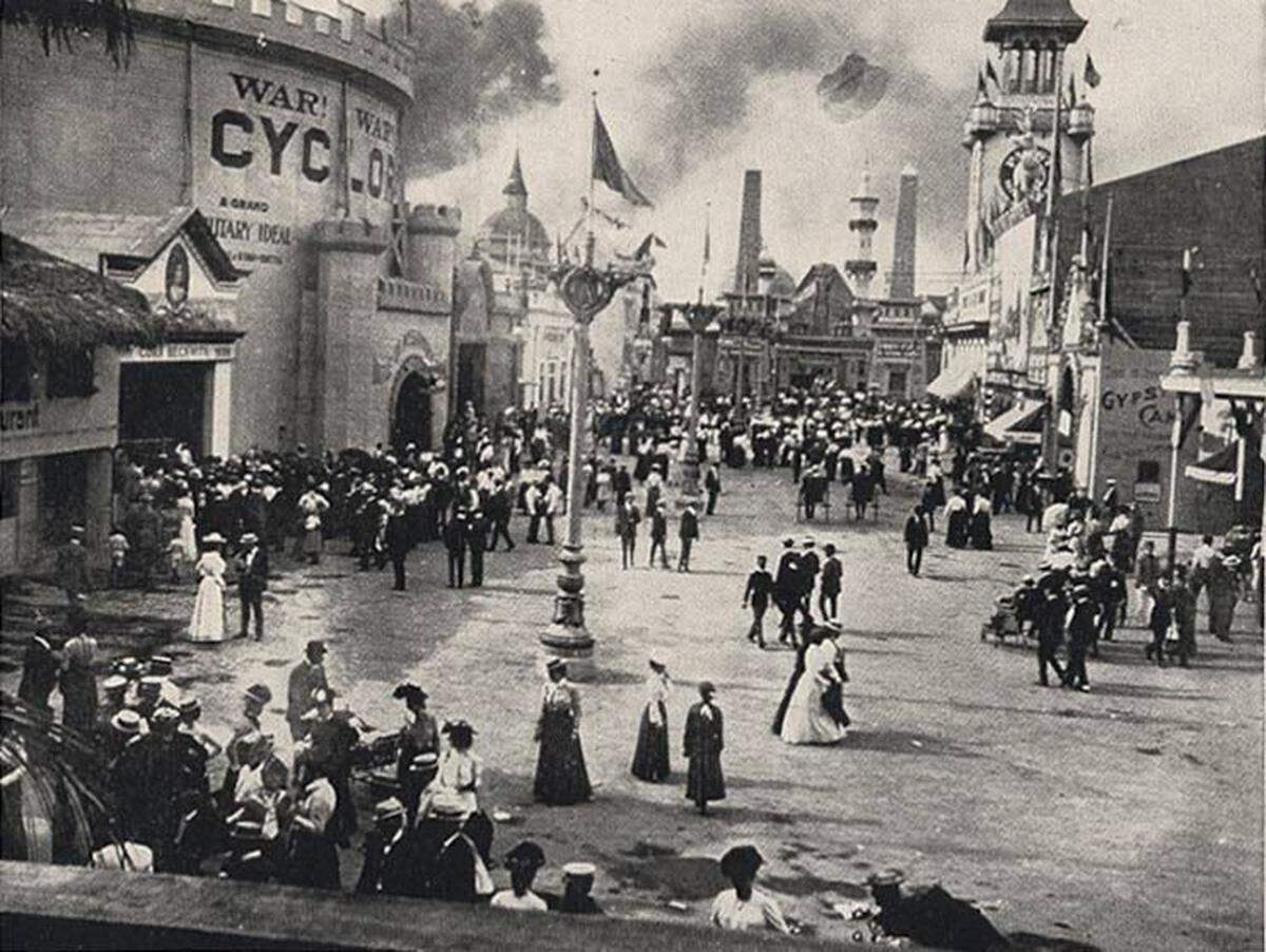 This image shows the Cyclorama “Battle of Missionary Ridge” in Buffalo, New York, in 1901 at the Pan American Expo.