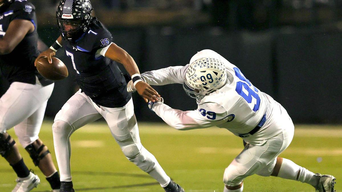 Mansfield Summit quarterback David Hopkins (7) tries to break free from Midlothian defensive lineman Kade Tompkins (99) during the first half of the 5A Division I Region I semifinal high school football playoff game played on November 26, 2021 at Gopher-Warrior Bowl in Grand Prairie. (Steve Nurenberg/Special to the Star-Telegram)