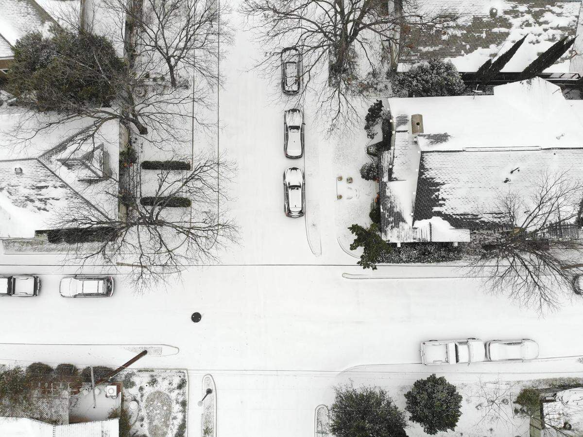 A layer of snow coats the ground in the Fairmount neighborhood of Fort Worth on Sunday, February 14, 2021. A winter storm warning is in effect for all of North Texas until Monday evening.
