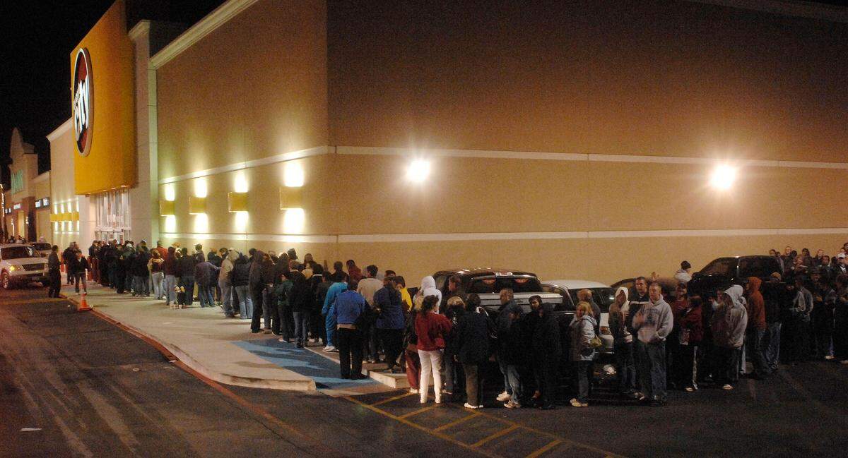 Nov. 23, 2007: Black Friday shoppers line up outside the Circuit City in Hurst at 5:30 a.m. The first in line were at the store at 4 p.m. Thursday.