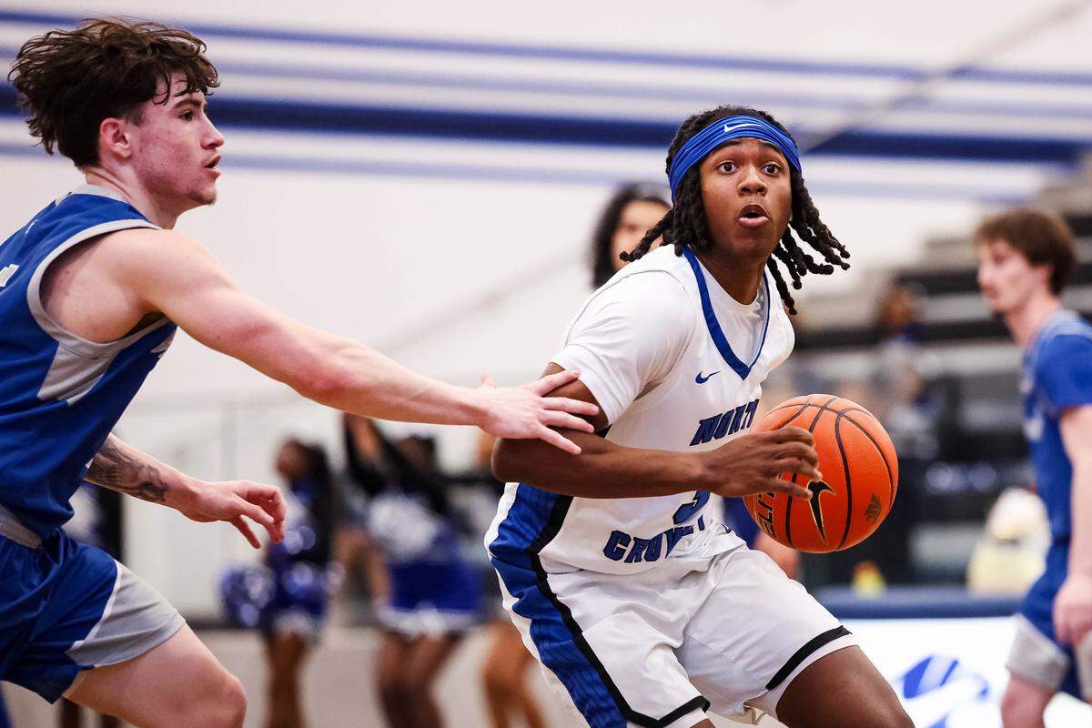 North Crowley guard Dontre Grandberry (3) drives to the basket in a District 3-6A matchup against Weatherford on Friday at North Crowley.