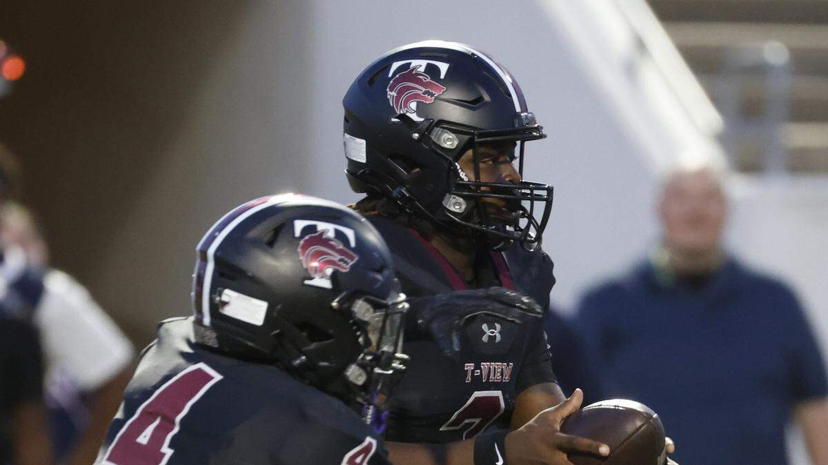 Timberview quarterback Mylez Davis (3) hands the ball to running back Cedric Portley (4) during the first half of a UIL football game at Vernon Newsom Stadium in Mansfield, Texas, Thursday, Sept. 04, 2025.
