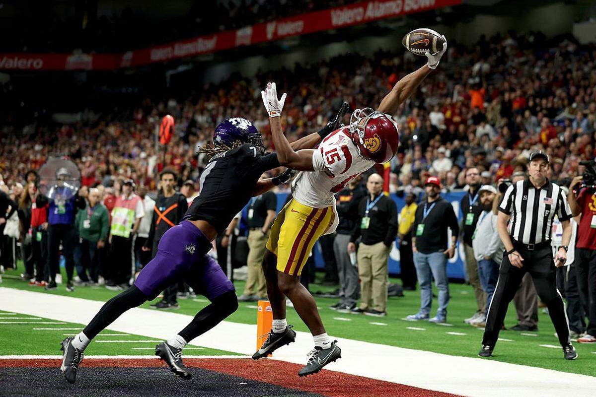 SAN ANTONIO, TEXAS - DECEMBER 30: Jaden Richardson #15 of the USC Trojans catches a pass for a touchdown against Channing Canada #7 of the TCU Horned Frogs during the third quarter of the game at Alamodome on December 30, 2025 in San Antonio, Texas. (Photo by Kenneth Richmond/Getty Images)
