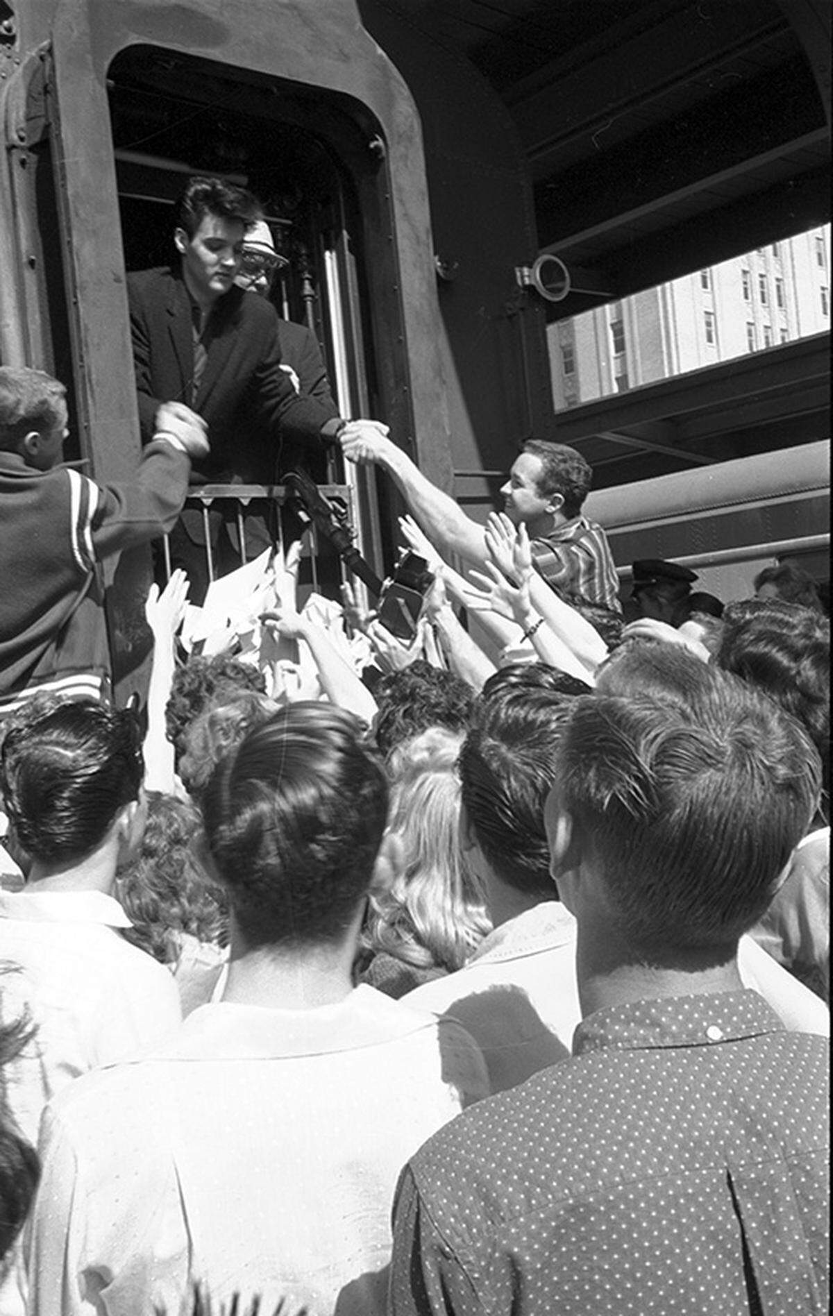 April 19, 1960: Elvis greets fans from train door at T&P station in Fort Worth on layover en route to film “GI Blues” in Hollywood.