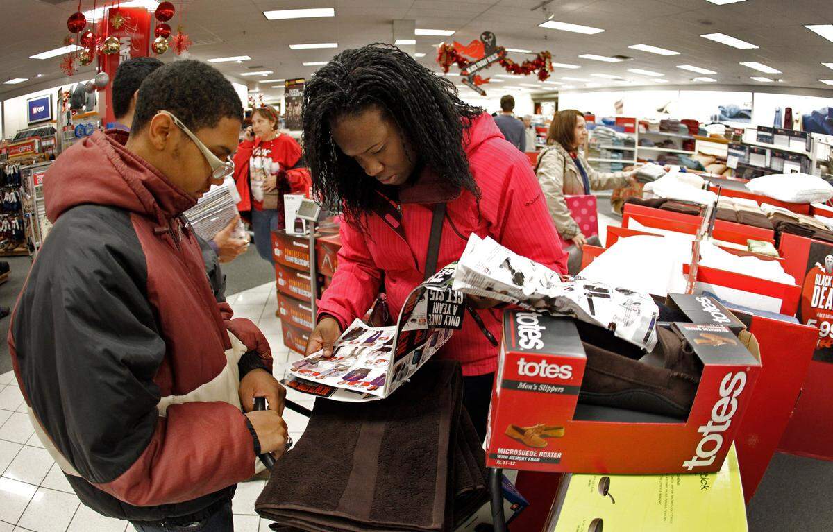 2013: In the rush of shopping, Jonathan Stallins and his sister Latasha Mitchell pour over Kohl’s ads to see what they might have missed in North Richland Hills.