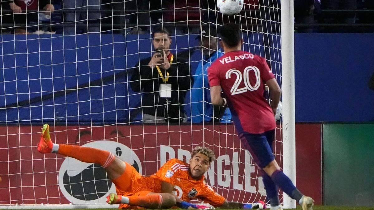 El delantero del FC Dallas Alan Velasco (20) marca un gol contra el portero del Minnesota United Dayne St. Clair (97) en la tanda de penaltis en el tiempo extra de un partido de los playoffs de la MLS disputado el lunes en Frisco.