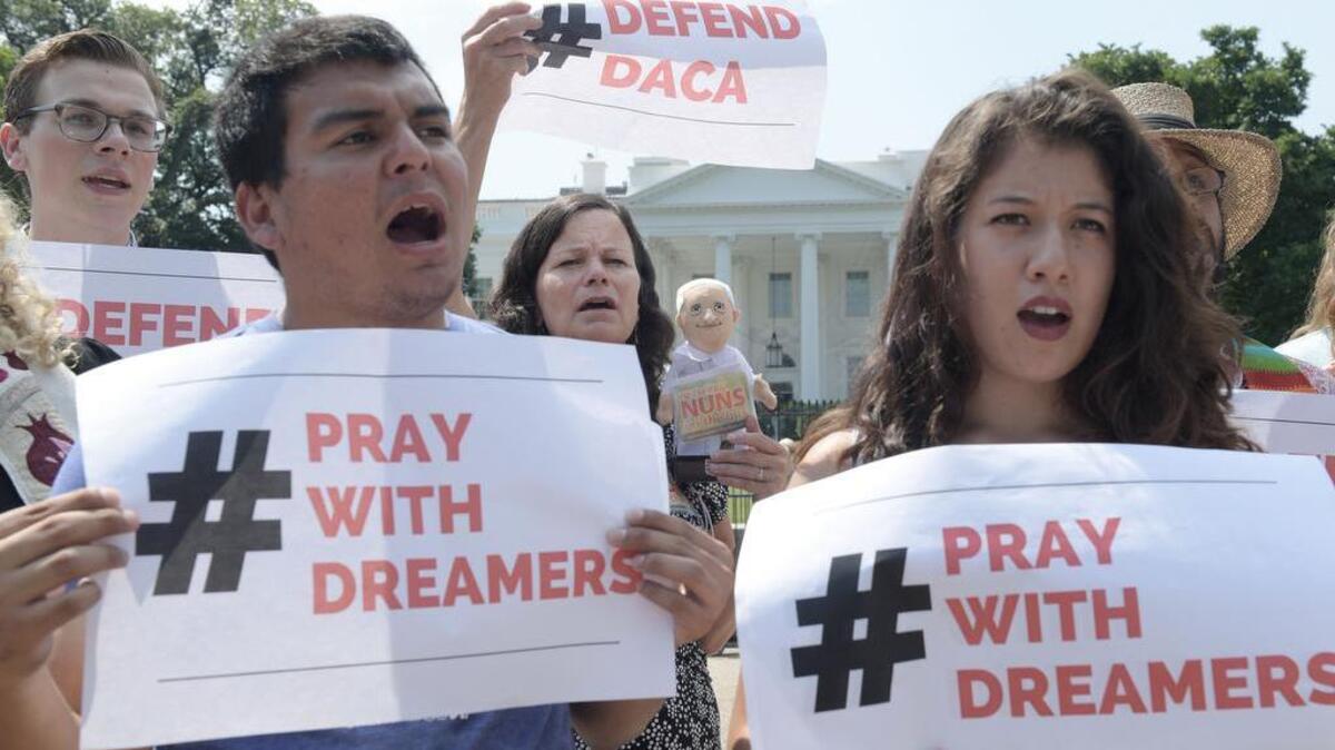 FOTO DE ARCHIVO: En 2017, activistas y líderes religiosos protestaron para mantener el programa DACA que protege de la deportación a los dreamers. EFE/Lenin Nolly