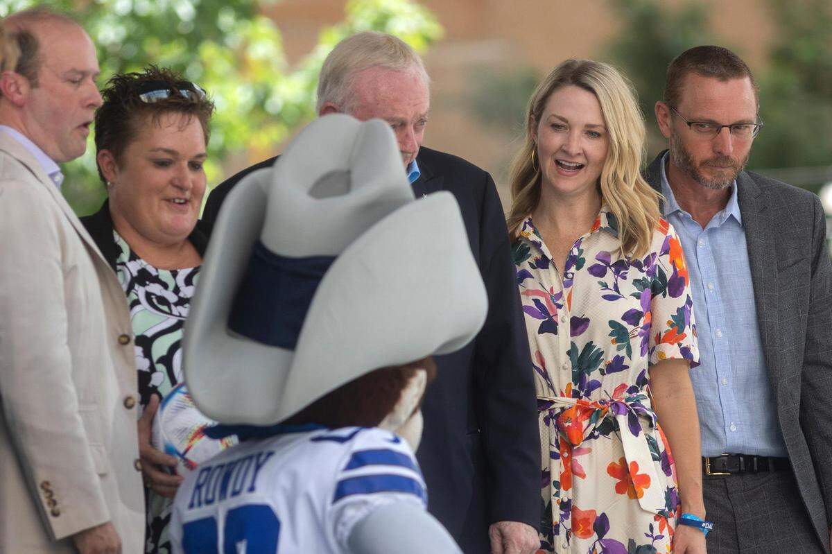 Dallas Bid Committee members and city officials from Arlington, Dallas, Fort Worth and Frisco take a photo with Rowdy, the Cowboys’ mascot, before the announcement of host cities for the 2026 FIFA World Cup on Thursday at the AT&T Discovery Center in Dallas, Texas.
