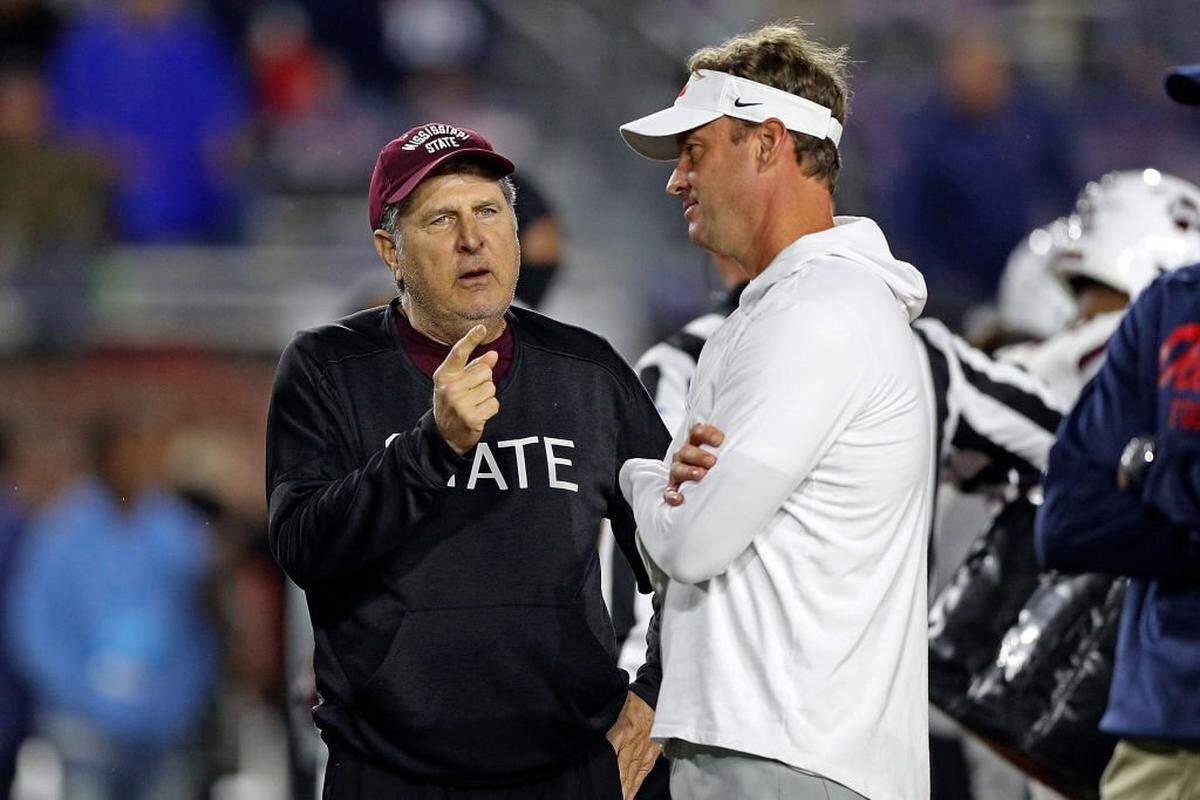 OXFORD, MISSISSIPPI - NOVEMBER 24: Head coach Mike Leach of the Mississippi State Bulldogs and head coach Lane Kiffin of the Mississippi Rebels talk before the game at Vaught-Hemingway Stadium on November 24, 2022 in Oxford, Mississippi. (Photo by Justin Ford/Getty Images)
