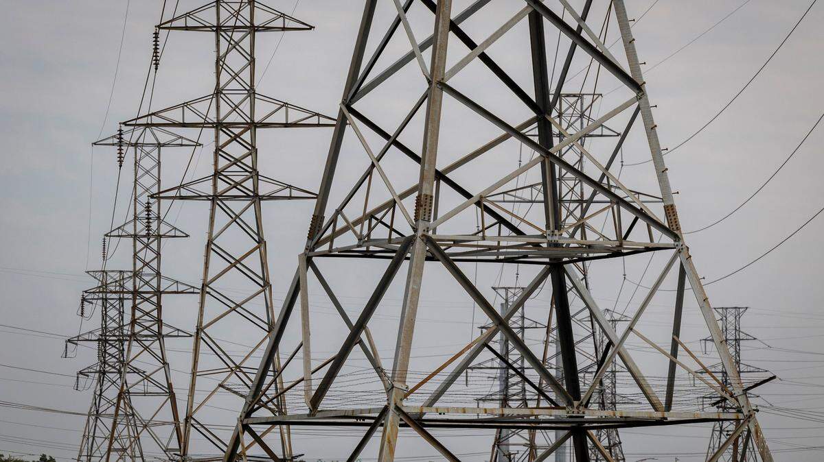 Power lines out of the Handley Generating Station along Rosedale Street in Fort Worth.