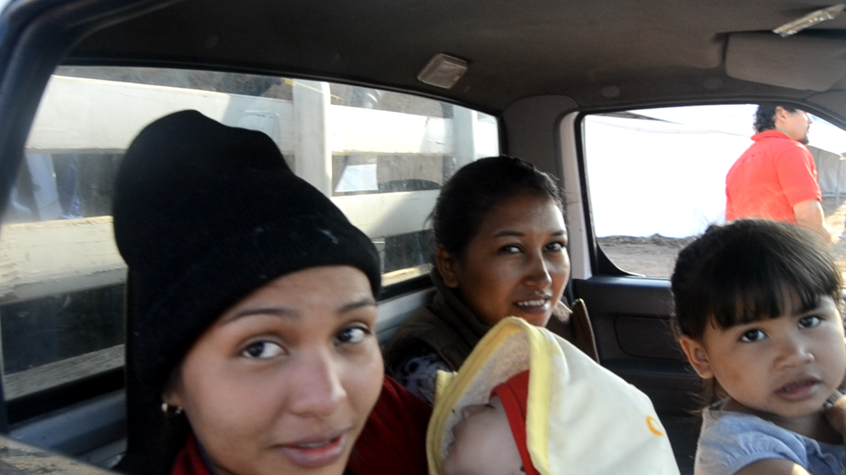 Denia Palma (Der.) de Progreso y Oro, Honduras y quien viaja en la Caravana Migrante, dijo tener la esperanza de llegar a la frontera: “Espero en Dios y todo salga bien”.