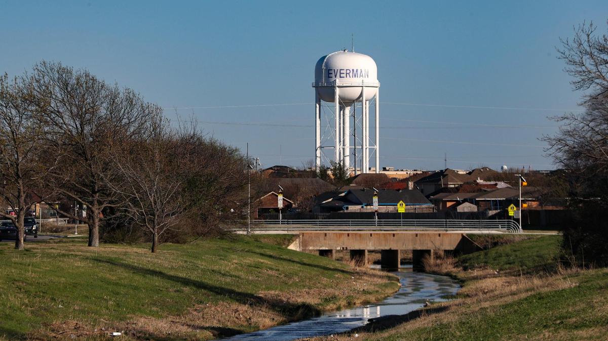 Acequias de riego atraviesan el centro de Everman, Texas, el sábado 4 de marzo de 2023. Las inundaciones han sido un problema continuo en la ciudad a las afueras de Fort Worth.