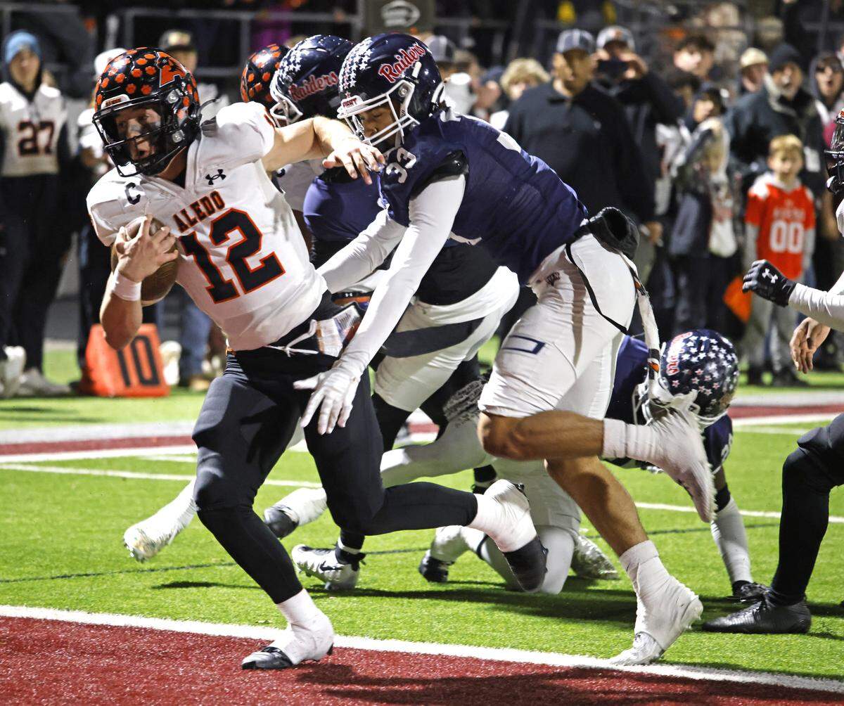 Aledo quarterback Lincoln Tubbs (12) scores one of his four first half touchdowns against Denton Ryan during the first half of a UIL Class 5A Division I Quarterfinal on Friday Dec. 05, 2025 at Northwest ISD Stadium in Fort Worth, Texas.