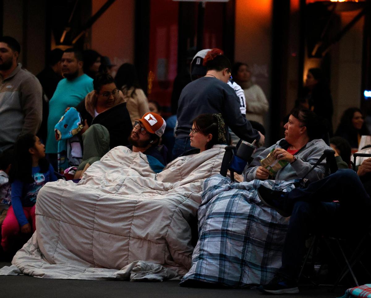 Some parade attendees bundled up against the chill and mist during the 2023 GM Financial Parade of Lights.