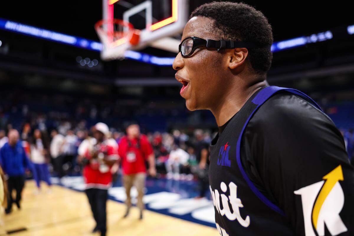 Mansfield Summit guard Javon Ross screams in celebration after winning the Class 5A Division II state championship game against Beaumont United on Saturday at the Alamodome in San Antonio.