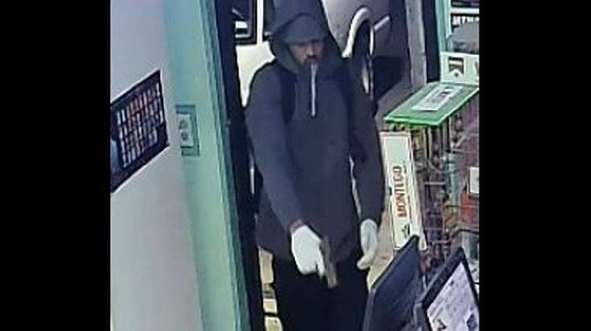 The Tarrant County Sheriff’s Department are seeking for public’s help to find for an armed suspect who has robbed an Azle smoke shop twice. 