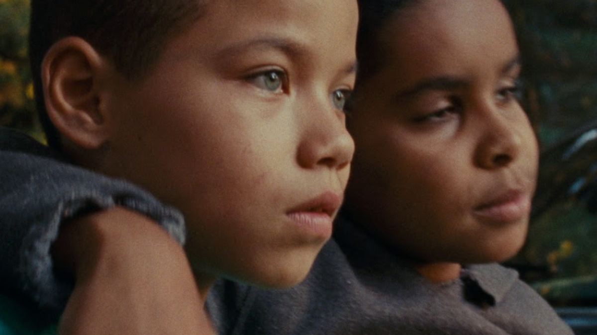 Jonah (Evan Rosado, Izq.) y Joel (Josiah Gabriel) en una escena de la película “We the Animals”.