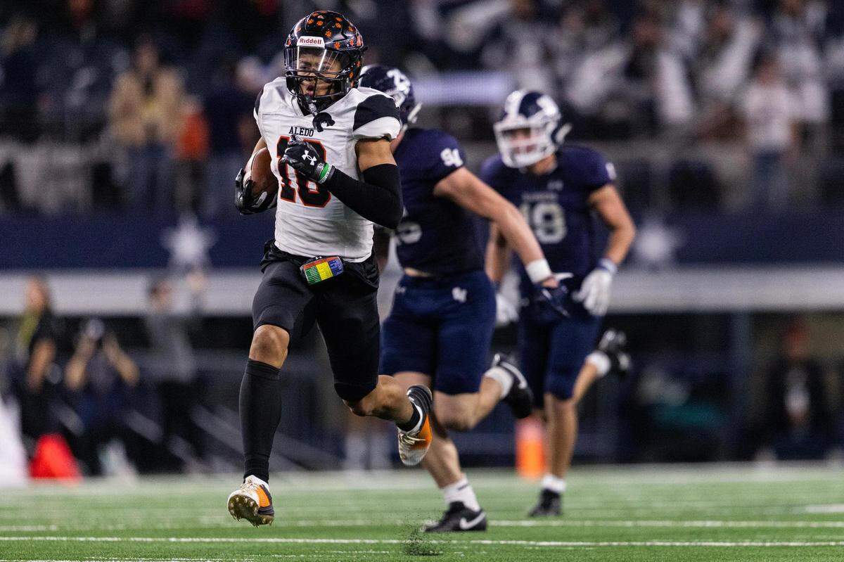 Aledo wide receiver Kaydon Finley (18) runs the ball upfield for a touchdown in the second quarter of the 5A Division I Football State Championship game against the Comal Smithson Valley Rangers at AT&T Stadium in Arlington on Friday, Dec. 15, 2023.
