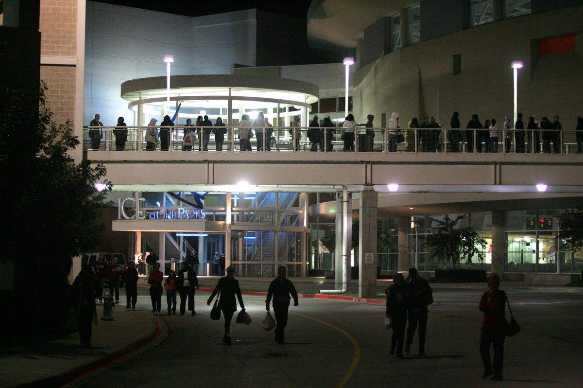 Nov. 23, 2007: People line up at 5 a.m. at Parks Mall in Arlington for Christmas bargains for Black Friday.