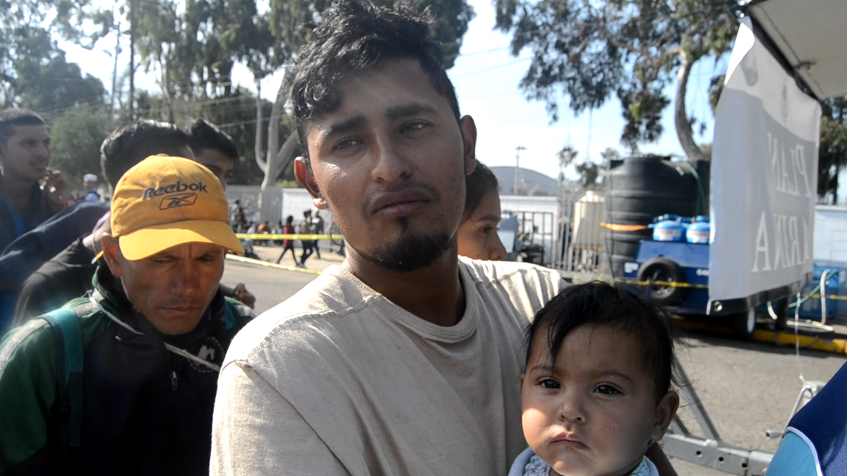 El hondureño Nelson Cristian, viajó con su hijo Arianni y su esposa con la intención de llegar a Estados Unidos.