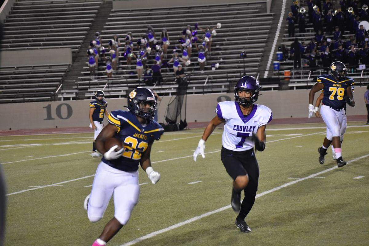 Arlington Heights’ Brian Furch (22) with a run play down the sideline during a high school football game at Farrington Field in Fort Worth, Texas, Thursday, October 21, 2021. Crowley won 41-14. (Luke Zentner/special to the Star-Telegram)