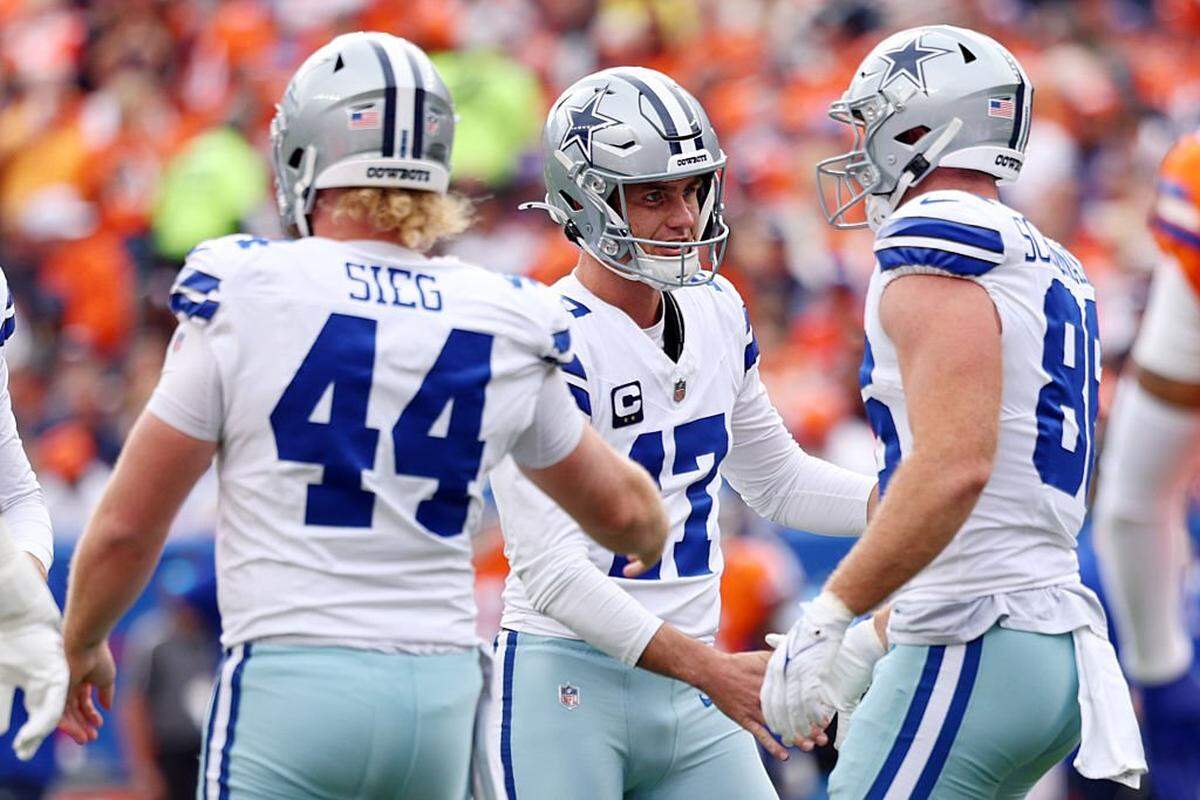 DENVER, COLORADO - OCTOBER 26: Brandon Aubrey #17 of the Dallas Cowboys celebrates with teammates after a field goal against the Denver Broncos during the first quarter in the game at Empower Field At Mile High on October 26, 2025 in Denver, Colorado. (Photo by Jamie Schwaberow/Getty Images)