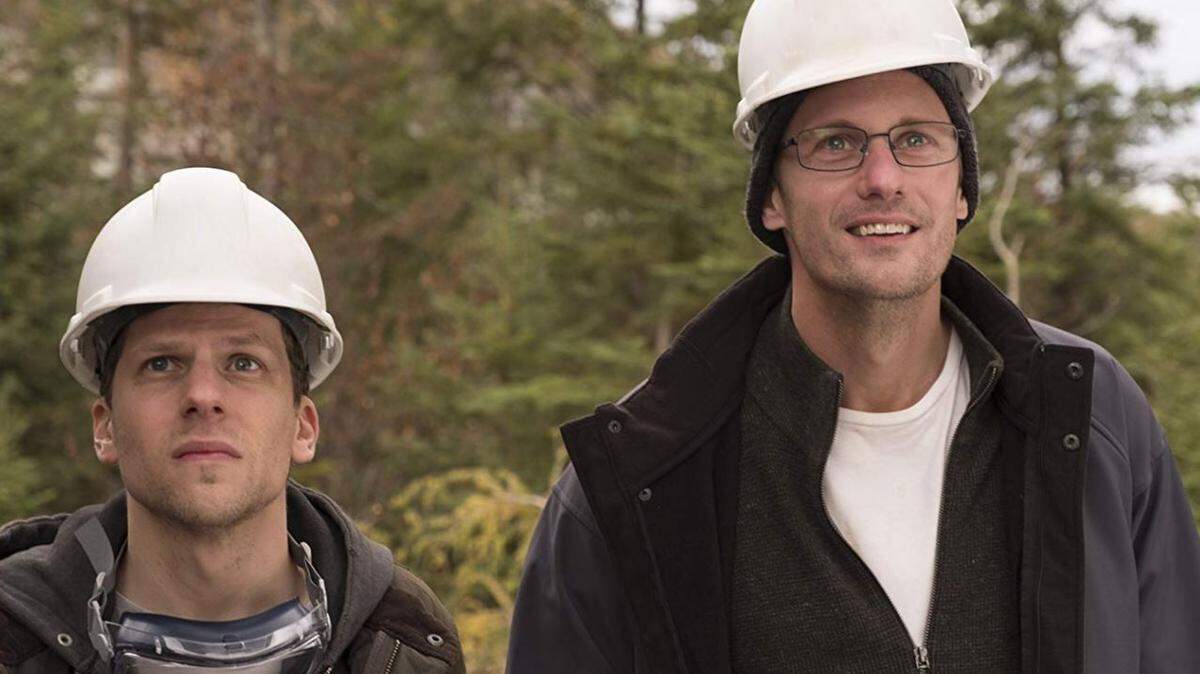 Jesse Eisenberg y Alexander Skarsgård en una escena de “The Hummingbird Project”.