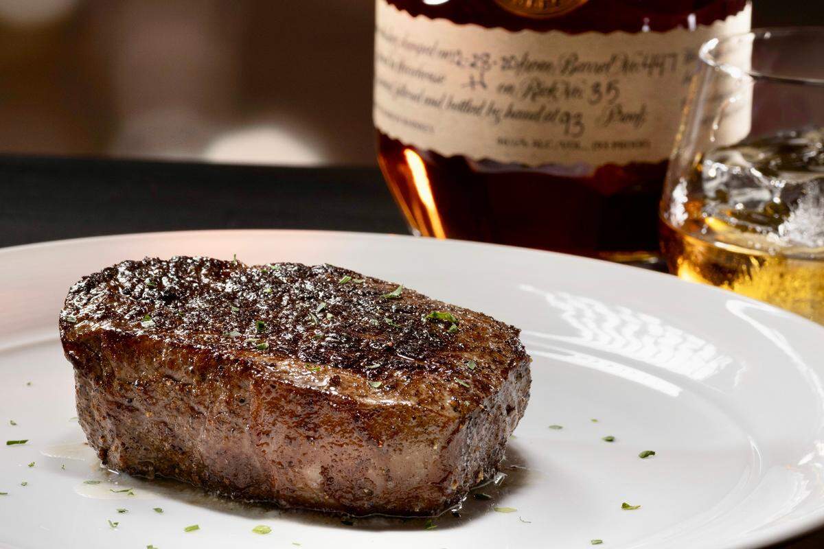 Un filete wagyu de 11 onzas de Snake River Farms en Idaho, en Eddie V's Prime Seafood.