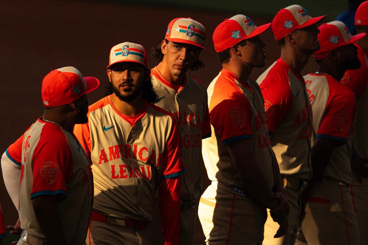Seattle Mariners relief pitcher Andres Muñoz speaks to his teammates before being introduced prior to the MLB All Star Game at Globe Life Field in Arlington on Tuesday July 16, 2024.