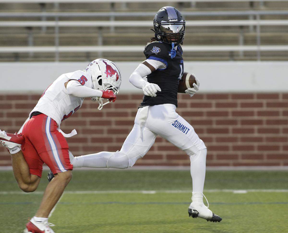 Summit’s Domonique Young outraces Mansfield Grapevine’s Daelynn Collins to the end zone during their game at Newsom Stadium on Thursday, Sep. 25 ,2025 