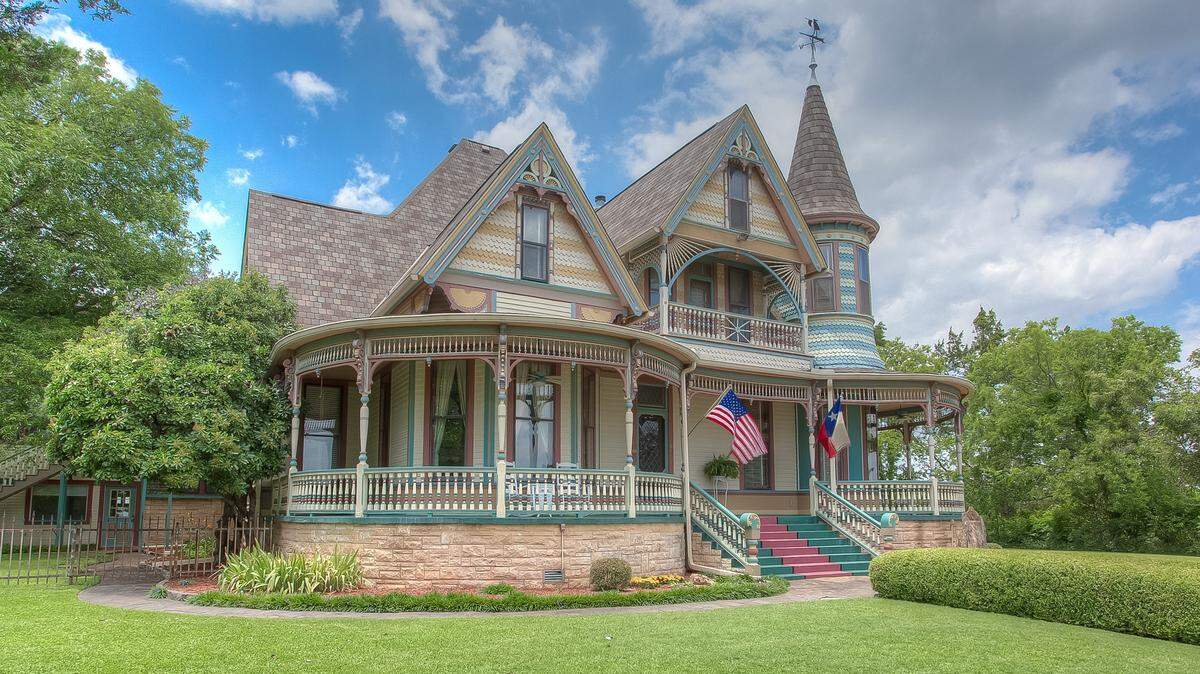 The home at 808 S Lamar Street is located on an approximately five-acre hilltop