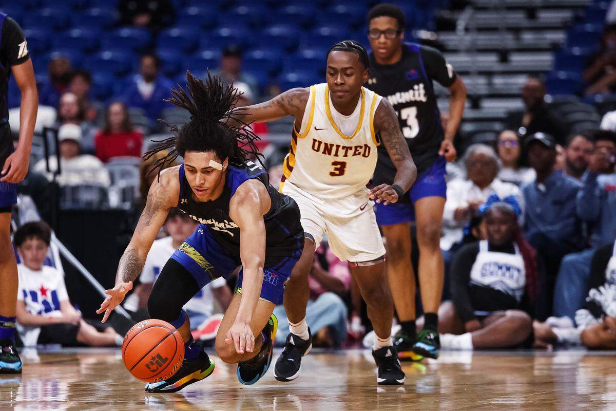 Mansfield Summit guard Jaxon Sneed (4) dives for a loose ball past a Beaumont United defender in the Class 5A Division II state championship at The Alamodome in San Antonio, Texas, March 14, 2026.