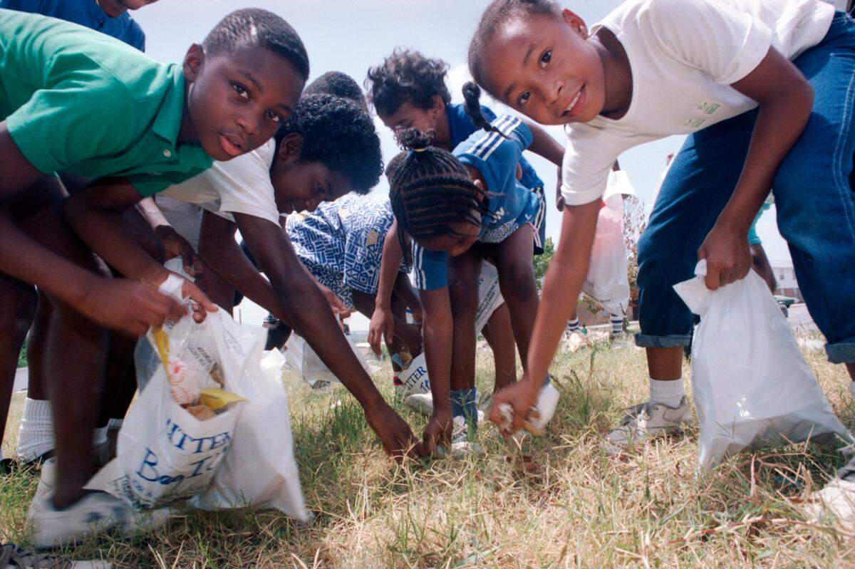 Children search for litter along Horne Street in Fort Worth as part of the “Don’t Mess With Como Texas” campaign sponsored by the Como Community Center and the Girl Scouts in 1987. [FWST photographer Dale Blackwell]